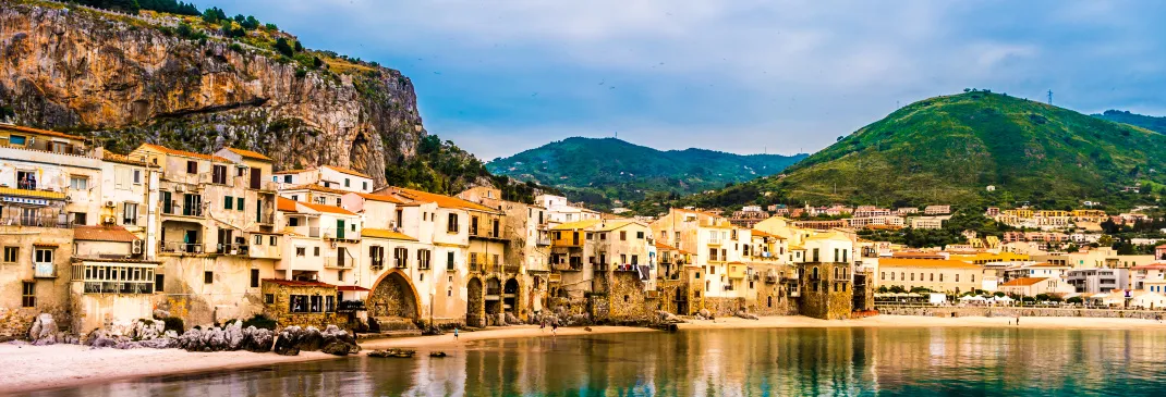 Häuser in Palermo mit Bergpanorama.
